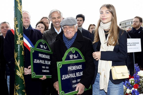 C'est Alain Belmondo, le frère de Jean-Paul Belmondo

Le maire du 15ème arrondissement Philippe Goujon, Paul Belmondo, Alain Belmondo, Stella Belmondo - Inauguration de "La promenade Jean-Paul Belmondo" au terre-plein central du pont de Bir-Hakeim, ouvrage public communal situé sous le viaduc du métro aérien, à Paris (15e, 16e) le 12 avril 2023. © Cyril Moreau/Bestimage