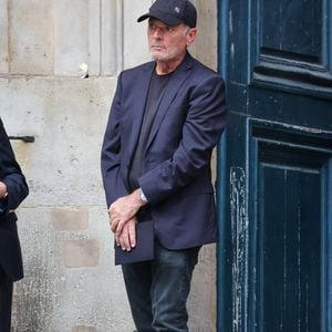 Car d'après le dernier bilan dressé par Médiamétrie au début du mois de janvier, avec un score tournant autour de 4,8 millions d’auditeurs, l'antenne appartenant au groupe M6 a enregistré un score historiquement bas.

Laurent Baffie - Sorties des obsèques de Thierry Ardisson en l'église Saint-Roch de Paris, France, le 17 juillet 2025. © Clovis-Jacovides/Bestimage