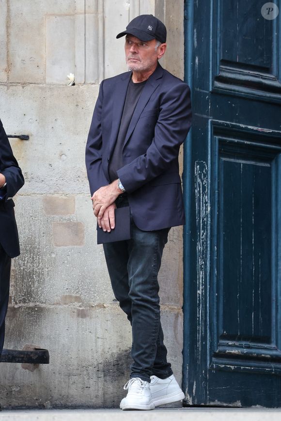 Car d'après le dernier bilan dressé par Médiamétrie au début du mois de janvier, avec un score tournant autour de 4,8 millions d’auditeurs, l'antenne appartenant au groupe M6 a enregistré un score historiquement bas.

Laurent Baffie - Sorties des obsèques de Thierry Ardisson en l'église Saint-Roch de Paris, France, le 17 juillet 2025. © Clovis-Jacovides/Bestimage