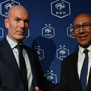 L'ancien international français de football Zinédine Zidane (à droite) s'exprime aux côtés du président de la Fédération française de football, Philippe Diallo (à gauche), lors d'une conférence de presse visant à le présenter comme le nouveau sélectionneur de l'équipe de France, au siège de la Fédération française de football (FFF) à Paris, le 28 juillet 2026. 

© Christian Liewig/Bestimage