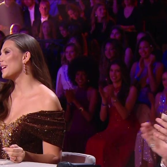 Parmi les membres du jury, Camille Cerf, Miss France 2015, a particulièrement retenu l’attention grâce à sa robe dorée à paillettes signée Nicolas Fafiotte. 

Miss France 2026. Caputure d'écran TF1