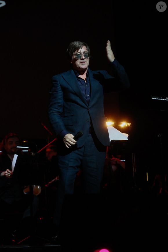 Il possède une maison à Lumio, non loin du village de Monticello où vit toujours son père Jacques
Exclusif - Thomas Dutronc - Spectacle symphonique "Aznavour Célébration - l'hommage officiel" en clôture du centenaire de la naissance de C. Aznavour au palais des Congrès à Paris le 23 novembre 2024.
"Aznavour Célébration - Le Spectacle Symphonique," présenté par Michel Drucker, un événement exceptionnel, sous la direction artistique de Mischa Aznavour, qui rend hommage à l'une des plus grandes voix de la chanson française, Charles Aznavour. Ce concert unique en son genre réuni des artistes de renom et un orchestre symphonique composé de 80 musiciens pour célébrer tout en musiques et en images, l'héritage incomparable de cet artiste légendaire.
Cet événement, voulu par la famille Aznavour comme l’hommage officiel dans le cadre des célébrations du centenaire, s'est tenu le samedi 23 novembre 2024 au Palais des Congrès de Paris. Un lieu emblématique qui a souvent accueilli Aznavour tout au long de sa carrière et qui fut sa salle « fétiche ». Ce show proposera des interprétations magistrales des plus grands succès de Charles Aznavour, réarrangés en symphonique sous la direction du chef d'orchestre Vahan Mardirossian, pour accompagner la voix du « Grand Charles ». 
Les spectateurs auront le privilège d'entendre des titres emblématiques tels que "La Bohème," "Emmenez-moi," et "Hier encore" et tant d’autres dans des versions symphoniques inédites, offrant une nouvelle dimension à ces chefs-d'œuvre. Des artistes invités, comme notamment Alain Chamfort, Thomas Dutronc, Antoine Delie, Noha. R et bien d’autres, se joindront à l'orchestre pour interpréter ces chansons qui ont marqué des générations. Deux heures de spectacle avec une entracte de 15mn.
"Aznavour Célébration" proposé par Thierry Chabrot, n'est pas seulement un concert, mais aussi un ciné-concert pour mettre en avant un autre de ses talents, celui d’acteur. Une véritable immersion dans l'univers d'un artiste dont les paroles, la musique et rôles au cinéma continuent de toucher les cœurs à travers le monde. Cet événement est également une opportunité de rappeler l'impact culturel et émotionnel de Charles Aznavour, et de célébrer la longévité de son œuvre. © Christophe Clovis / Bestimage