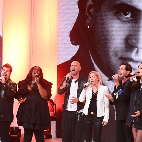 Mélodie Balavoine avec la troupe de la comédie musicale Balavoine ma bataille avec Odem, Florence François, Antoine Wend, Fanny Mandréa et Roland Karl lors de l'enregistrement de l'émission "Vivement dimanche" édition spéciale intitulée 'Sagas familiales' au studio Rive gauche, présentée par M.Drucker et diffusée le 27 septembre sur France 3, à Paris, France, le 22 septembre 2026. © Guillaume Gaffiot/Bestimage