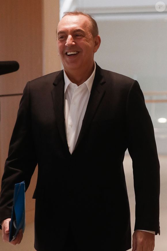 Exclusif - L'animateur de radio, journaliste, présentateur de télévision et producteur français, Jean-Marc Morandini, accompagné de son avocate, maître F.Rault, arrive à la chambre correctionnelle du tribunal judiciaire de Paris Batignolles, le 14 juin 2023. 
© Christophe Clovis /Bestimage