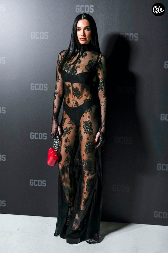 Dua Lipa arrivant au défilé GCDS lors de la Fashion Week de Milan – Mode féminine automne-hiver 2023/2024, le 23 février 2023 à Milan, en Italie. Photo de Riccardo Giordano/IPA/ABACAPRESS.COM
