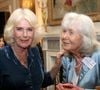 Jilly Cooper est décédée ce samedi 5 octobre.

La reine Camilla et Dame Jilly Cooper lors d'une réception à Clarence House, Londres, pour des auteurs, des membres de la communauté littéraire et des représentants de la Queen's Reading Room, pour célébrer le lancement de la Queen's Reading Room Medal, une nouvelle médaille conçue pour reconnaître les personnes qui défendent les livres et la narration dans leurs communautés locales. Mardi 25 mars 2025. Photo by Chris Jackson/PA Wire/ABACAPRESS.COM