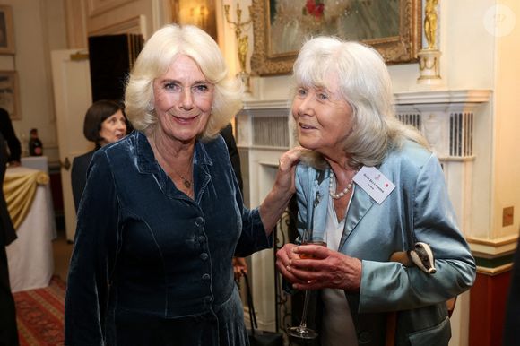 Jilly Cooper est décédée ce samedi 5 octobre.

La reine Camilla et Dame Jilly Cooper lors d'une réception à Clarence House, Londres, pour des auteurs, des membres de la communauté littéraire et des représentants de la Queen's Reading Room, pour célébrer le lancement de la Queen's Reading Room Medal, une nouvelle médaille conçue pour reconnaître les personnes qui défendent les livres et la narration dans leurs communautés locales. Mardi 25 mars 2025. Photo by Chris Jackson/PA Wire/ABACAPRESS.COM