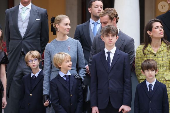 Pierre Casiraghi, Beatrice Borromeo, leurs enfants Stefano et Francesco, Charlotte Casiraghi et ses enfants Raphaël Elmaleh, Balthazar Rassam - La famille princière monégasque dans la cour d'honneur du palais lors de la la fête nationale à Monaco le 19 novembre 2025. © Dominique Jacovides - Bruno Bebert / Bestimage