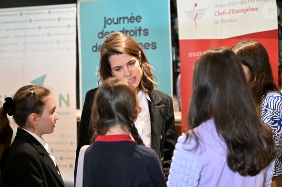 Charlotte Casiraghi a été invitée au 4eme Speed Mentoring, organisé à l'hôtel Columbus à Monaco à l'initiative de SheCanHeCan (SCHC) et l’association des femmes chefs d’entreprises de Monaco (AFCEM), le 5 mars 2025.
La fille de la princesse Caroline de Hanovre a été accueillie par Vibeke Brask Thomsen, fondatrice et directrice de SheCanHeCan et Johanna Houdrouge, présidente de l’AFCEM. Cette manifestation annuelle permet aux jeunes filles dès 11 ans et aux jeunes femmes jusqu’à 25 ans de rencontrer des actives, cheffes de sociétés ou occupant des postes à responsabilités. Une quarantaine de jeunes filles et femmes ont pu échanger avec leurs aînées en poste en Principauté. Le but est d’orienter professionnellement ou de susciter des vocations. Du côté des mentors, une vingtaine de femmes évoluant dans plusieurs secteurs privés étaient présentes aux côtés d’autres du secteur public, telles que Céline Cottalorda, déléguée interministérielle pour le Comité droits des femmes, Elodie Kheng, chef de cabinet du ministre d’Etat, Marine Hugonnet-Grisoul, conseillère nationale, ou encore Marina Ceyssac, haut-commissaire à la protection des droits, des libertés et à la médiation. © Bruno Bebert / Bestimage
