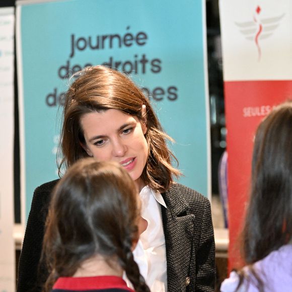 Charlotte Casiraghi a été invitée au 4eme Speed Mentoring, organisé à l'hôtel Columbus à Monaco à l'initiative de SheCanHeCan (SCHC) et l’association des femmes chefs d’entreprises de Monaco (AFCEM), le 5 mars 2025.
La fille de la princesse Caroline de Hanovre a été accueillie par Vibeke Brask Thomsen, fondatrice et directrice de SheCanHeCan et Johanna Houdrouge, présidente de l’AFCEM. Cette manifestation annuelle permet aux jeunes filles dès 11 ans et aux jeunes femmes jusqu’à 25 ans de rencontrer des actives, cheffes de sociétés ou occupant des postes à responsabilités. Une quarantaine de jeunes filles et femmes ont pu échanger avec leurs aînées en poste en Principauté. Le but est d’orienter professionnellement ou de susciter des vocations. Du côté des mentors, une vingtaine de femmes évoluant dans plusieurs secteurs privés étaient présentes aux côtés d’autres du secteur public, telles que Céline Cottalorda, déléguée interministérielle pour le Comité droits des femmes, Elodie Kheng, chef de cabinet du ministre d’Etat, Marine Hugonnet-Grisoul, conseillère nationale, ou encore Marina Ceyssac, haut-commissaire à la protection des droits, des libertés et à la médiation. © Bruno Bebert / Bestimage