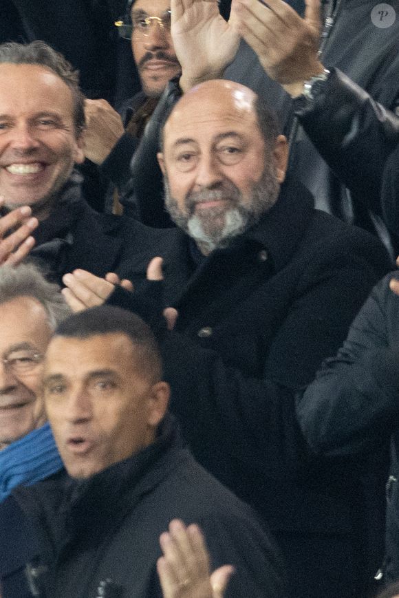 Kad Merad - Célébrités dans les tribunes du match de Ligue des Champions entre le PSG contre le Bayern de Munich (1-2) au Parc des Princes à Paris le 4 novembre 2025. © Cyril Moreau/Bestimage