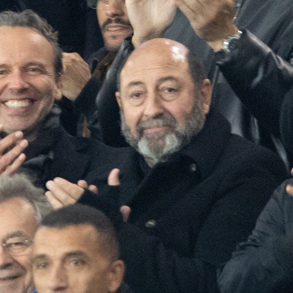 Kad Merad - Célébrités dans les tribunes du match de Ligue des Champions entre le PSG contre le Bayern de Munich (1-2) au Parc des Princes à Paris le 4 novembre 2025. © Cyril Moreau/Bestimage
