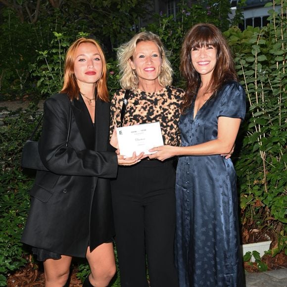 Comédienne particulièrement appréciée des cinéphiles...

Chloé Jouannet, Alexandra Lamy et Mélanie Doutey - 1er Cocktail des nommés du Festival de la fiction de La Rochelle dans l’hôtel particulier de la SACD à Paris © Coadic Guirec/Bestimage