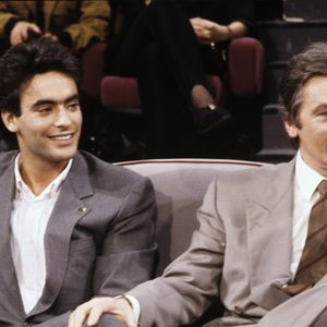 Mais cette année, Alain Delon ne sera pas là

En France, à Paris, sur le plateau de Sacrée Soirée, Anthony Delon et son père Alain Delon en décembre 1988.