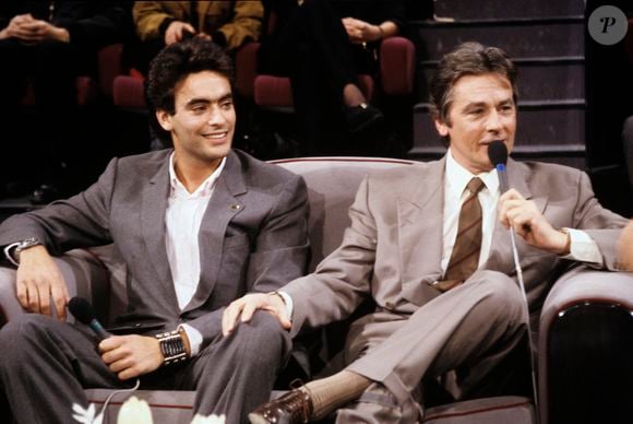 Mais cette année, Alain Delon ne sera pas là

En France, à Paris, sur le plateau de Sacrée Soirée, Anthony Delon et son père Alain Delon en décembre 1988.