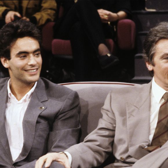Mais cette année, Alain Delon ne sera pas là

En France, à Paris, sur le plateau de Sacrée Soirée, Anthony Delon et son père Alain Delon en décembre 1988.