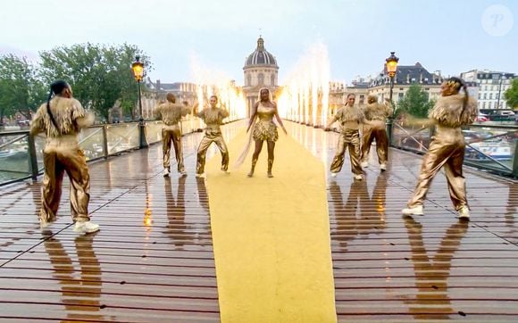 Aya Nakamura chante lors de la cérémonie d'ouverture des Jeux Olympiques (JO) de Paris 2024, à Paris, France, le 26 juillet 2024.