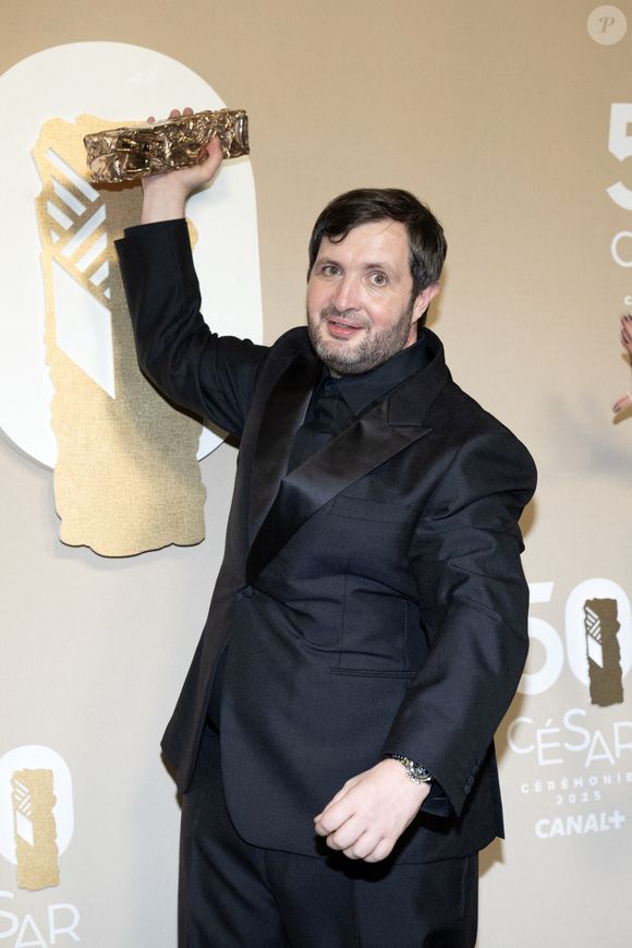 Le comédien de 43 ans a été récompensé pour son rôle dans "Le Roman de Jim"

Karim Leklou pose dans la salle des lauréats avec le César du Meilleur Acteur pour le film "Le Roman de Jim" lors de la 50ème cérémonie des César à l'Olympia le 28 février 2025 à Paris, France. Photo by David NIVIERE/ABACAPRESS.COM