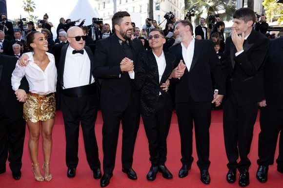 Le casting mêle acteurs professionnels et personnes en situation de handicap, salué pour son authenticité et sa fraîcheur.

Alice Belaidi, Artus, Clovis Cornillac et l'équipe du film "Un p'tit truc en plus" - Montée des marches du film « Le comte de Monte-Cristo » lors du 77ème Festival International du Film de Cannes, au Palais des Festivals à Cannes. Le 22 mai 2024
© Jacovides-Moreau / Bestimage