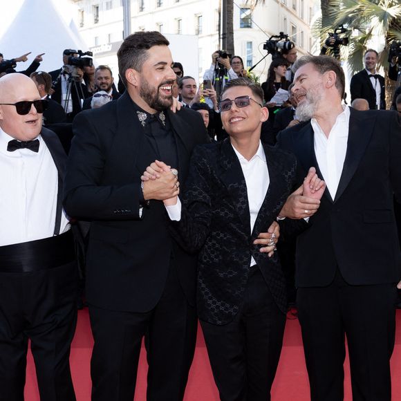 Le casting mêle acteurs professionnels et personnes en situation de handicap, salué pour son authenticité et sa fraîcheur.

Alice Belaidi, Artus, Clovis Cornillac et l'équipe du film "Un p'tit truc en plus" - Montée des marches du film « Le comte de Monte-Cristo » lors du 77ème Festival International du Film de Cannes, au Palais des Festivals à Cannes. Le 22 mai 2024
© Jacovides-Moreau / Bestimage