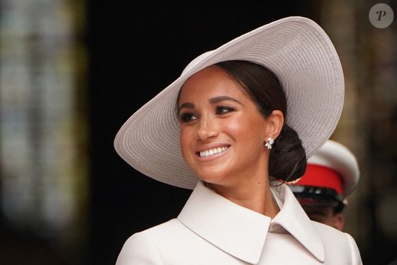 La duchesse de Sussex quitte le service national d'action de grâce à la cathédrale Saint-Paul, à Londres, le deuxième jour des célébrations du jubilé de platine de la reine Élisabeth II. © PA Photos/ABACA
