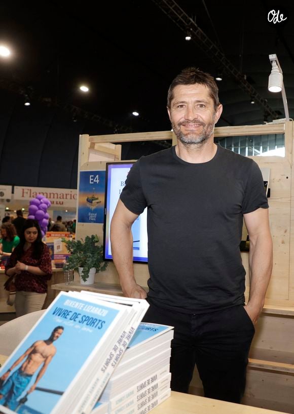 Pour y pallier, il partage ensuite plusieurs exercices à réaliser aussi bien à la maison qu'en salle, avec notamment le "Goéland", le "Tour de tête" ou encore les "Pompes à vélo".

Bixente Lizarazu - Festival du livre de Paris 2024 - Festival du livre de Paris 2024 le 13 avril 2024.
© Cedric Perrin / Bestimage