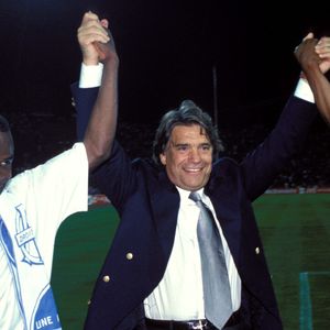 C'est lui qui en 1993, inscrit le but victorieux qui permet à Tapie et son équipe de lever la coupe des Champions.

archives - Joy Basile Boli (OM) / Bernard Tapie (OM PDT) / Abedi Pele (OM) - football - champions league 1992/93 - final - Milan AC v Olympique Marseille
© DPPI / Panoramic / Bestimage