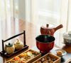 Manger doucement et privilégier de petites assiettes permet de laisser le temps aux signaux de satiété de se manifester. Évitez de surcharger votre estomac.