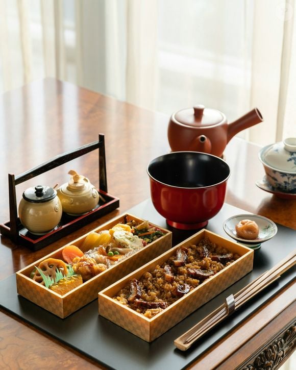 Manger doucement et privilégier de petites assiettes permet de laisser le temps aux signaux de satiété de se manifester. Évitez de surcharger votre estomac.