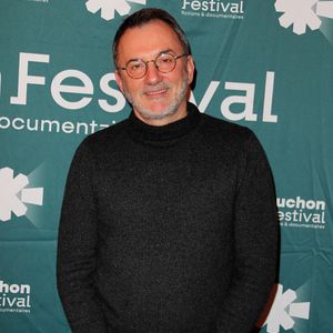 Alors, lorsque l'une de ses amies lui propose un atelier "anti-stress", Frédéric Lopez accepte sans grande conviction. Mais ce protocole de huit semaines avec des séances de méditation a totalement bouleversé la vie de l'animateur. 

Le réalisateur Frédéric Lopez au photocall du film "Après la fin" lors de la 25ème édition du Festival TV de Luchon le 6 février 2026. 

© Patrick Bernard/Bestimage