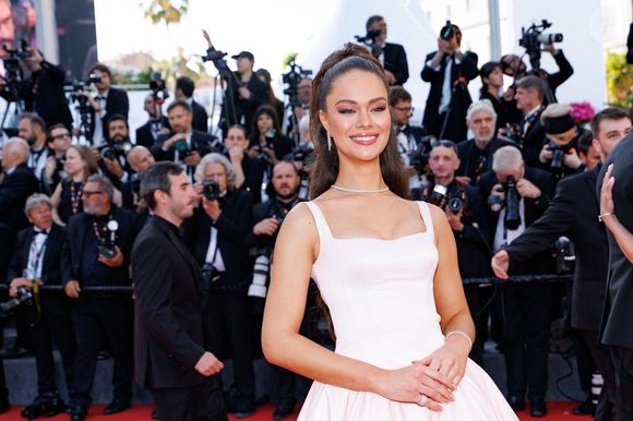 Hinaupoko Devèze, Miss France 2026 - Montée des marches du film " Amarga Navidad " lors du 79ème Festival International du Film de Cannes, le 19 mai 2026. © Jacovides-Moreau / Bestimage