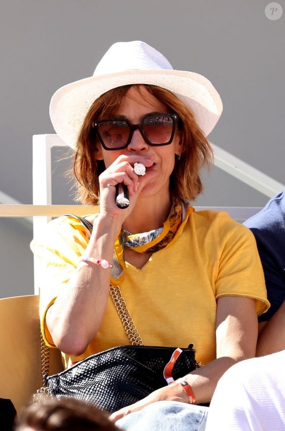 Sophie Marceau - Célébrités dans les tribunes de la finale homme des Internationaux de France de tennis de Roland Garros 2024 à Paris le 9 juin 2024. © Jacovides-Moreau/Bestimage