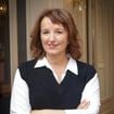 Anne Roumanoff : Après la perte du père de ses filles, elle fait d’heureuses confidences sur son aînée Alice Vaillant courtisée par les stars !