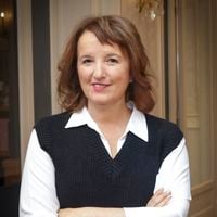 Anne Roumanoff : Après la perte du père de ses filles, elle fait d’heureuses confidences sur son aînée Alice Vaillant courtisée par les stars !