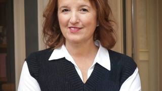 Anne Roumanoff : Après la perte du père de ses filles, elle fait d’heureuses confidences sur son aînée Alice Vaillant courtisée par les stars !