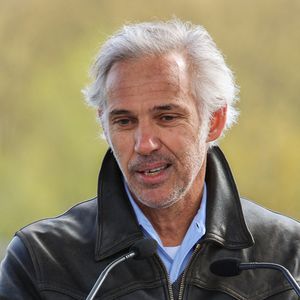 " Seulement, il est difficile de vivre de ce sport, "en dépit d'un parcours honorable sur circuit" pour Paul Belmondo. Ce dernier a besoin d'argent, notamment pour s'occuper de ses trois enfants Alessandro, Victor, et Giacomo. Jean-Paul Belmondo lui fait alors une grosse faveur

Paul Belmondo prononce un discours lors de l'inauguration de la promenade Jean-Paul Belmondo sur le pont Bir Hakeim, sous l'arche du viaduc de Passy à Paris, France, le 12 avril 2023. Photo par Nasser Berzane/ABACAPRESS.COM