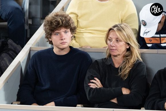 Sarah Poniatowski et son fils Roman Lavoine dans les tribunes lors des Internationaux de France de Tennis de Roland Garros 2026, à Paris, France, le 2 juin 2026. © Jacovides-Moreau/Bestimage