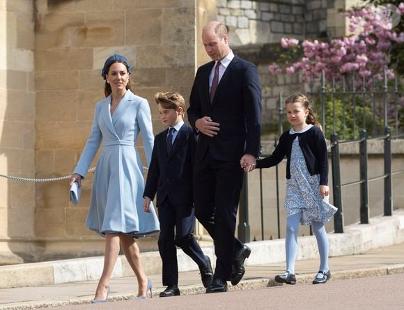 Le prince William, duc de Cambridge, et Catherine (Kate) Middleton, duchesse de Cambridge, et leurs enfants, le prince George de Cambridge, et la princesse Charlotte de Cambridge, arrivent à la chapelle Saint-Georges de Windsor pour assister à la messe de Pâques, le 17 avril 2022.