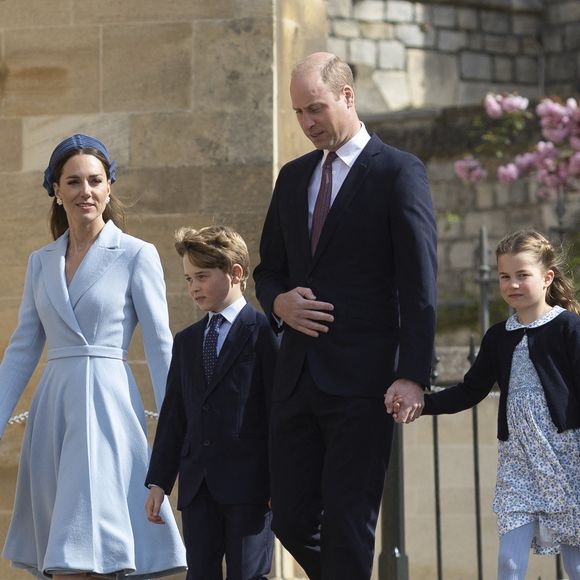 Le prince William, duc de Cambridge, et Catherine (Kate) Middleton, duchesse de Cambridge, et leurs enfants, le prince George de Cambridge, et la princesse Charlotte de Cambridge, arrivent à la chapelle Saint-Georges de Windsor pour assister à la messe de Pâques, le 17 avril 2022.
