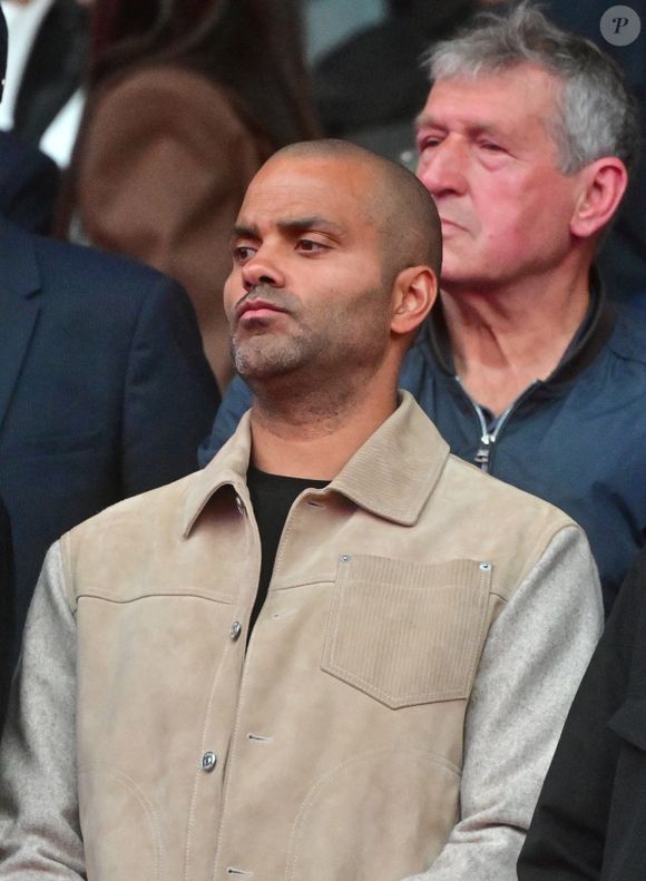 En 2012, lors d'une virée nocturne à New York, le célèbre basketteur s'est retrouvé bien malgré lui au cœur d'une violente altercation entre deux superstars américaines. 

Tony Parker - Les célébrités dans les tribunes lors du match aller de la demi-finale de la Ligue Des Champions 2025-2026 (LDC) "Paris Saint-Germain (PSG) - Bayern Munich (5-4)" au Parc des Princes, le 28 avril 2026.
© Christian Liewig/Bestimage