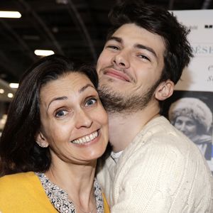 Adeline Blondieau avec son fils Aïtor - Salon du livre de Paris porte de Versailles le 14 mars 2019. © Cédric Perrin/Bestimage