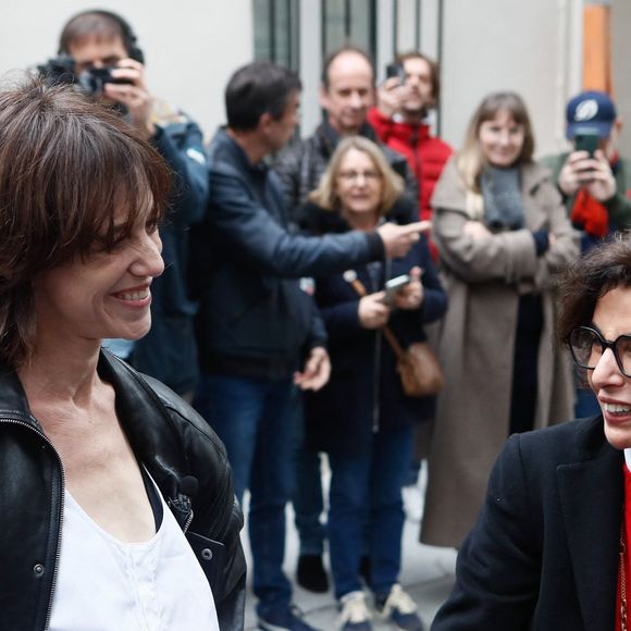 Charlotte Gainsbourg, Rachida Dati (ministre de la culture) lors de la cérémonie de dévoilement de la plaque "Maison des Illustres" de la Maison Gainsbourg à Paris, France, le 2 avril 2024. © Christophe Clovis/Bestimage