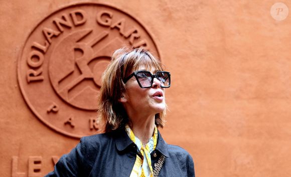 Sophie Marceau - Célébrités au village lors des Internationaux de France de tennis de Roland Garros 2024 à Paris le 9 juin 2024.

Photo : JACOVIDES-MOREAU / BESTIMAGE