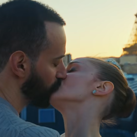 Ainsi que le danseur et acrobate Mathieu Forget, le fils de l'ancien champion de tennis Guy Forget. sa compagne, la danseuse Victoria Dauberville.

Mathieu Forget et sa compagne Victoria Dauberville dans le clip de "Dansons" (Vidéo officielle)