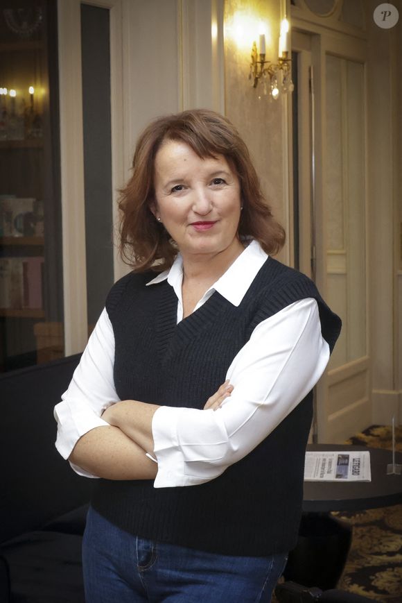 En ce début de semaine, l'humoriste alors invitée dans l'émission "Le Club de l'été" sur Europe 1 a fièrement évoqué son actualité.

Exclusif - Anne Roumanoff - Backstage - Enregistrement de l'émission "L'Invitation", présentée par B.Montiel et diffusée le 29 décembre sur Olympia TV
© Jack Tribeca / Bestimage