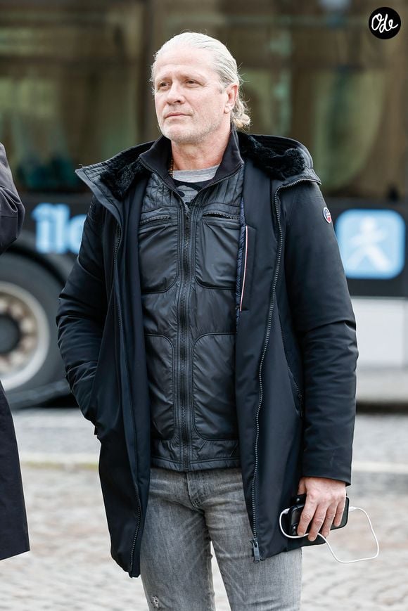 Il affirme utiliser cette pratique notamment lorsqu’il est stressé ou blessé et dit ne pas savoir s’il s’agit d’un don.

Emmanuel Petit - Arrivées à la cérémonie religieuse en hommage à Rolland Courbis en l’église de la Madeleine à Paris, France, le 14 janvier 2026. © Jacovides-Moreau/Bestimage