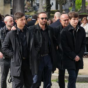 Le veuf Michel Ferracci et ses fils, Enzo et Maël aux arrivées des obsèques d'Emilie Dequenne au cimetière Père Lachaise à Paris, France, le 26 mars 2025. © Cyril Moreau/Bestimage