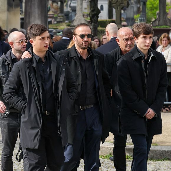 Le veuf Michel Ferracci et ses fils, Enzo et Maël aux arrivées des obsèques d'Emilie Dequenne au cimetière Père Lachaise à Paris, France, le 26 mars 2025. © Cyril Moreau/Bestimage