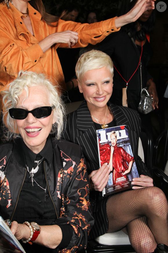 Elle est passée de ses longueurs blondes iconiques à une coupe très courte avec les côtés rasés.

Ellen von Unwerth, Adriana Karembeu lors de la soirée de lancement du magazine Lui à l'hôtel Bowmann à Paris le 9 mars 2026. © Philippe Baldini / Bestimage