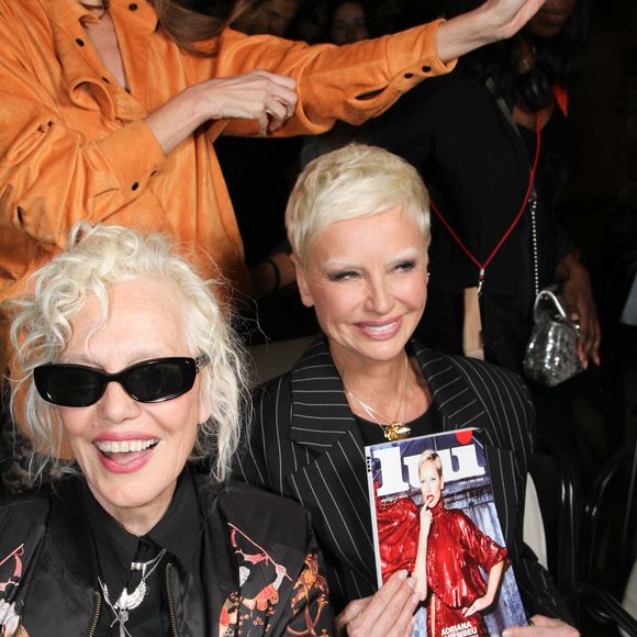 Elle est passée de ses longueurs blondes iconiques à une coupe très courte avec les côtés rasés.

Ellen von Unwerth, Adriana Karembeu lors de la soirée de lancement du magazine Lui à l'hôtel Bowmann à Paris le 9 mars 2026. © Philippe Baldini / Bestimage